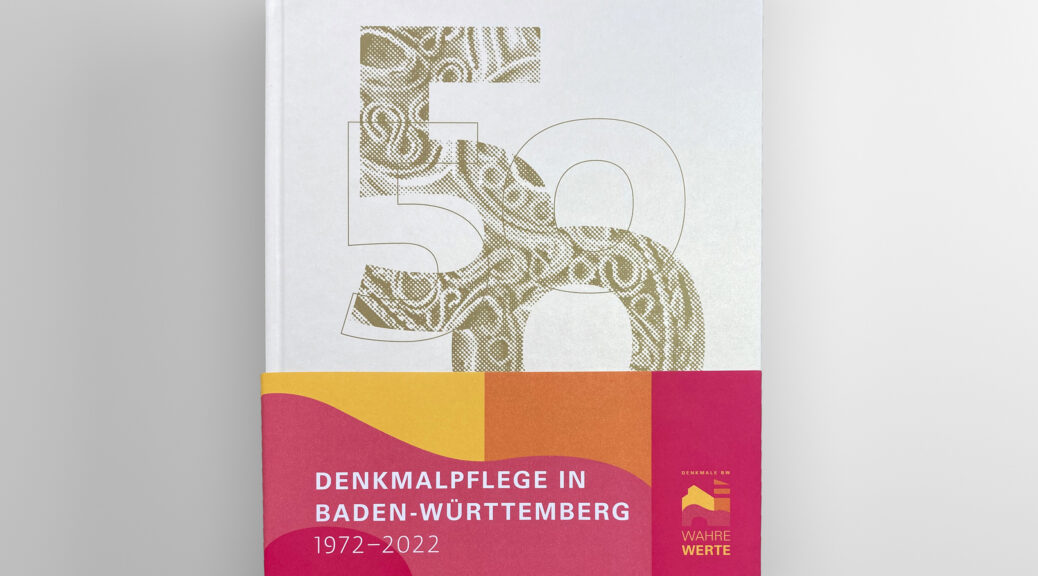 Cover des Jubiläumsbands 50 Jahre Denkmalpflege in Baden-Württemberg 1972–2022 mit Banderole Wahre Werte