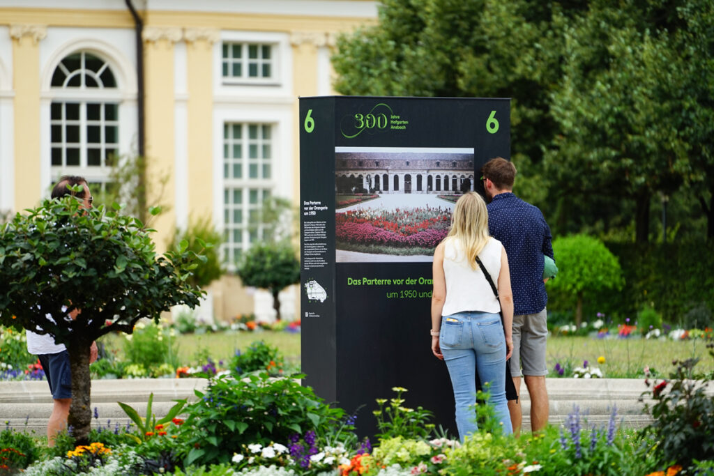 300 Jahre Hofgarten Ansbach Ausstellungstafel mit Besucherpaar