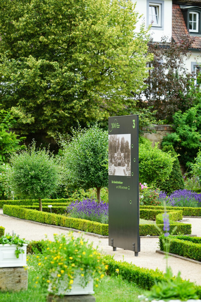 300 Jahre Hofgarten Ansbach Ausstellungstafel im Fuchsgarten