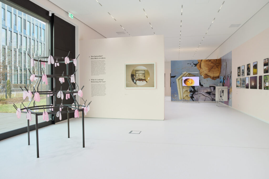 Ausstellungsansicht Love, Maybe – Intimität und Begehren in der zeitgenössischen Kunst , Alexander Tutsek-Stiftung, München, BlackBox, mit Arbeiten von Monica Bonvicini, Alec Soth, Eli Cortiñas, Karla Hiraldo Voleau. © Alexander Tutsek-Stiftung, Foto: Felix Nürmberger, VG Bild-Kunst, Bonn 2025