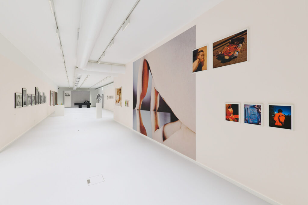 Ausstellungsansicht Love, Maybe – Intimität und Begehren in der zeitgenössischen Kunst , Alexander Tutsek-Stiftung, München, BlackBox FirstFloor mit Arbeiten von Matthieu Croizier, Karen LaMonte, Libuše Jarcovjáková, Silvia Lenvenson, Paul Mpagi Sepuya, Liang Xiu

© Alexander Tutsek-Stiftung, Foto: Felix Nürmberger, VG Bild-Kunst, Bonn 2025