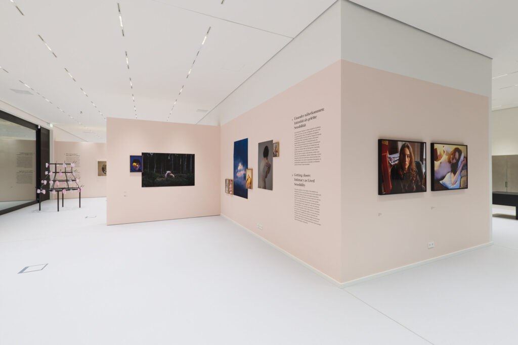 Ausstellungsansicht Love, Maybe - Intimität und Begehren in der zeitgenössischen Kunst , Alexander Tutsek-Stiftung, München, BlackBox, mit Arbeiten von Nan Goldin, Lea Kunz, Monica Bonvicini, Alec Soth

© Alexander Tutsek-Stiftung, Foto: Felix Nürmberger, VG Bild-Kunst, Bonn 2025