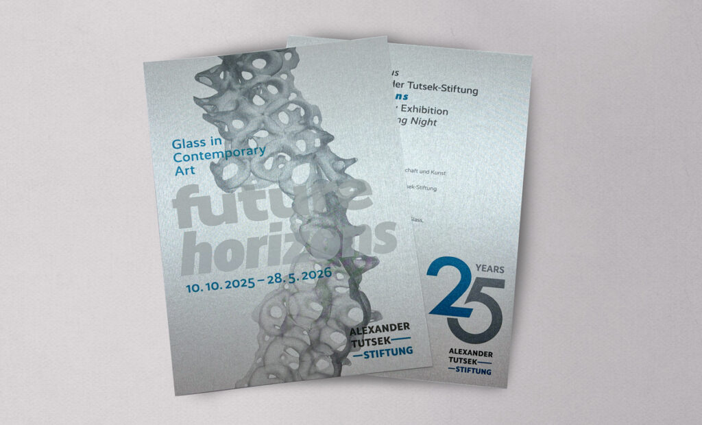 Einladung mit Weißdruck auf silbernem Papier 