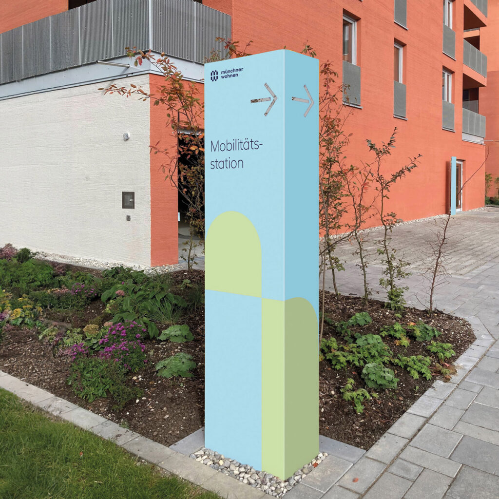 Stele zur Mobilitätsstation Münchner Wohnen, gestaltet von h.und.b