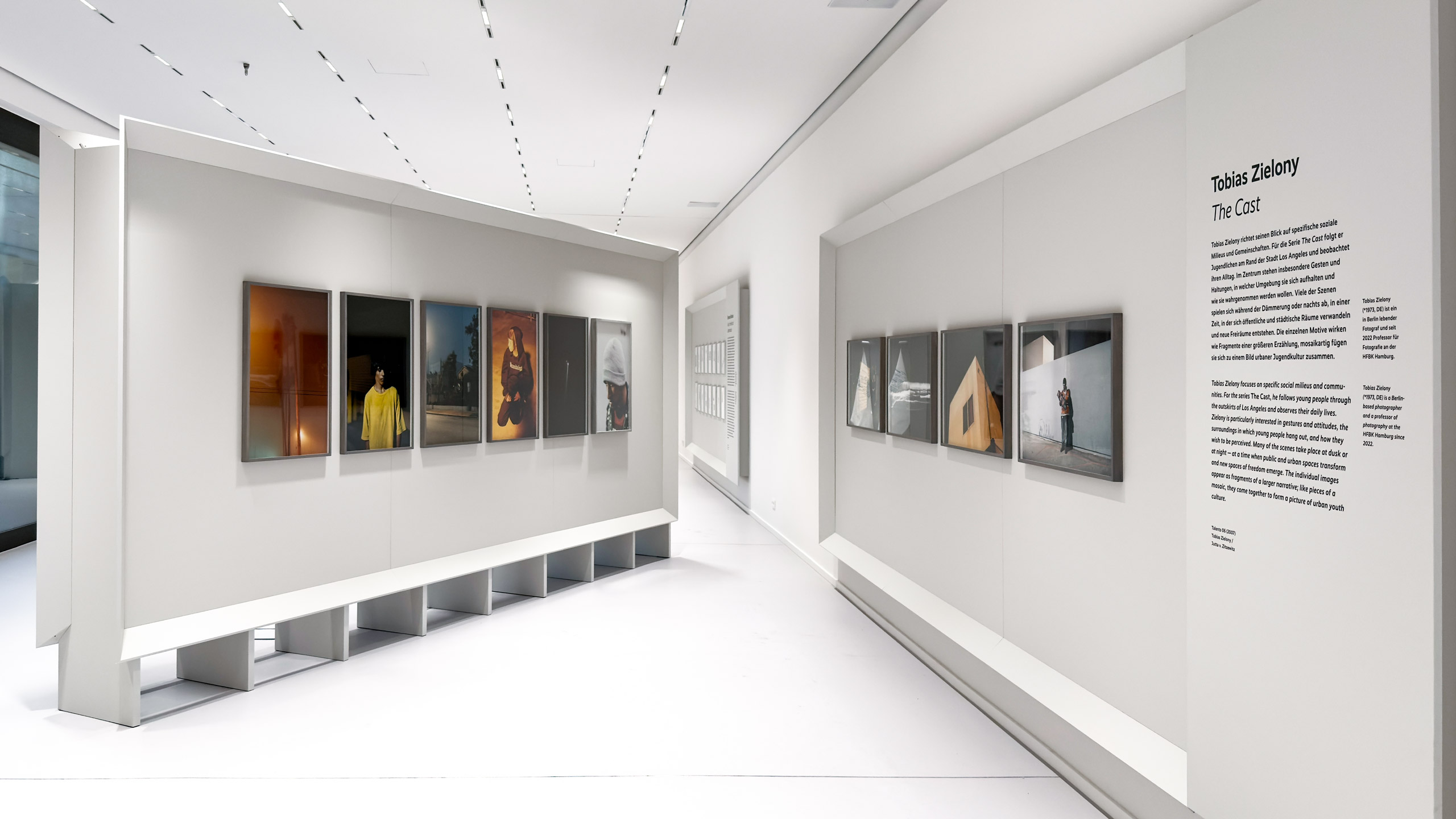 Ausstellungsansicht Photography in Flux mit Arbeiten von Tobias Zielony © Courtesy of the artist and KOW Berlin